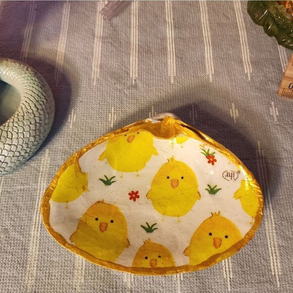 DECOUPAGE EASTER CLAM SHELL  - Picture 3 of 7